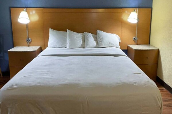 1 King Bed Non-smoking Micfridge - Pooler, GA