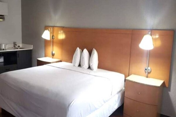 1 King Bed Mob Acc Ri Shwr Nsmk Micfridg - Pooler, GA