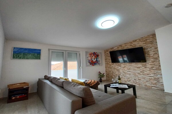 Appartement Vrsi direct aan zee met balkon en panoramisch uitzicht - thumbnail 1