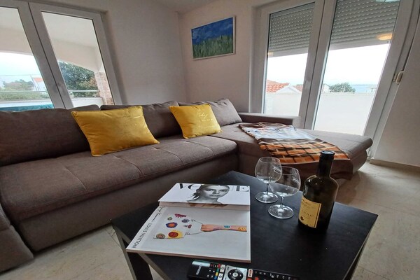 Appartement Vrsi direct aan zee met balkon en panoramisch uitzicht - thumbnail 2