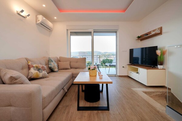 Ruim appartement voor 5 personen bij zee in Okrug Gornji met gedeeld zwembad - thumbnail 1