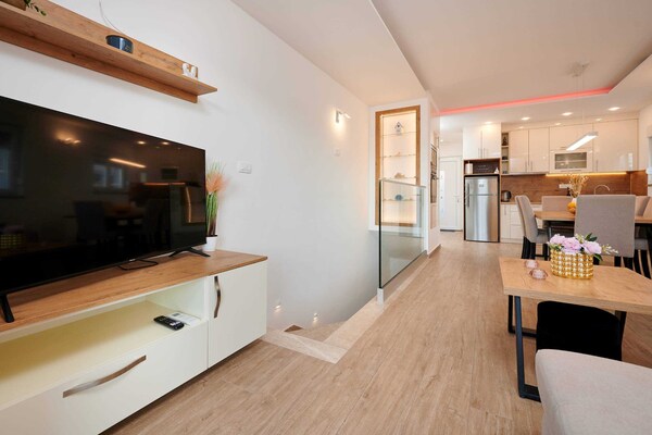 Ruim appartement voor 5 personen bij zee in Okrug Gornji met gedeeld zwembad - thumbnail 2