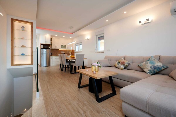 Ruim appartement voor 5 personen bij zee in Okrug Gornji met gedeeld zwembad - thumbnail 3