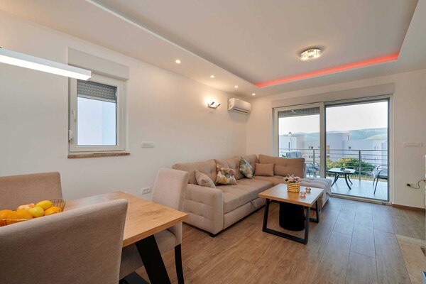 Ruim appartement voor 5 personen bij zee in Okrug Gornji met gedeeld zwembad - thumbnail 4