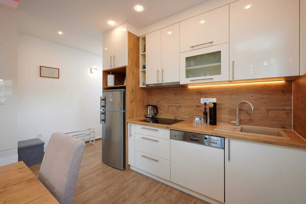 Ruim appartement voor 5 personen bij zee in Okrug Gornji met gedeeld zwembad - thumbnail 6