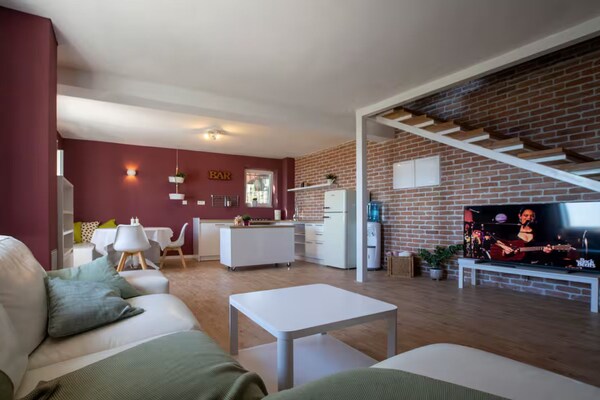 Authentiek stenen huis met zwembad in Kaštel Lukšić, vlak bij zee - thumbnail 1