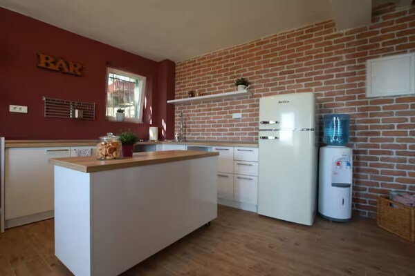 Authentiek stenen huis met zwembad in Kaštel Lukšić, vlak bij zee - thumbnail 2