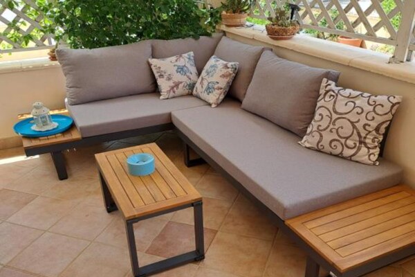 Rustiek appartement met terras in Vodice, vlakbij strand en centrum - thumbnail 1
