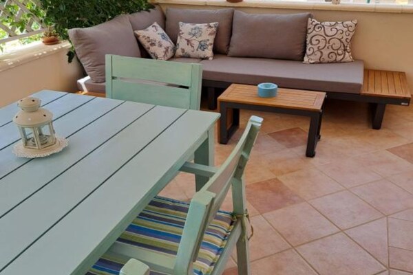 Rustiek appartement met terras in Vodice, vlakbij strand en centrum - thumbnail 2