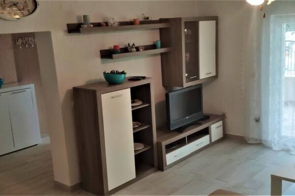 Ruim 2-slaapkamer appartement met terras op 700m van strand in Vodice - thumbnail 2