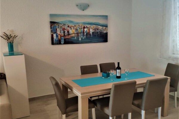 Ruim 2-slaapkamer appartement met terras op 700m van strand in Vodice - thumbnail 3