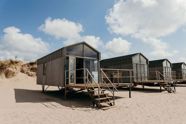 Zeehut Petten: Uniek strandhuis met privéterras aan de Noordzee - thumbnail 1
