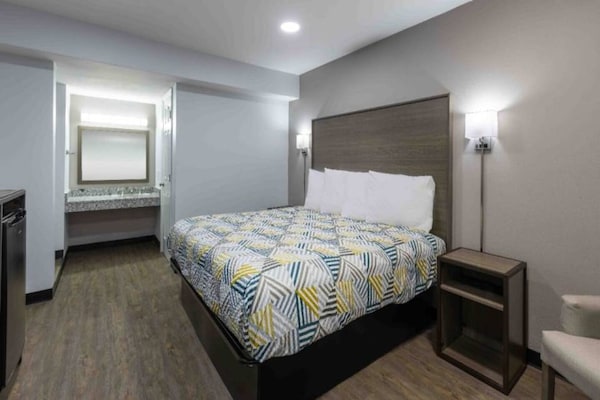 1 Queen Bed  Non-smoking Kitchen - Hickory, NC