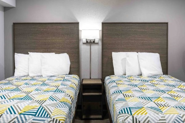 2 Queen Beds Suite Smoking Kitchen - Hickory, NC