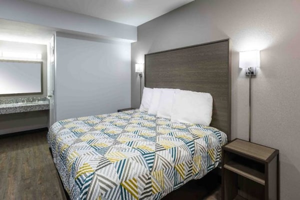 1 King Bed Smoking Kitchen - Hickory, NC