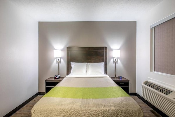 1 Queen Bed  Deluxe Kitchen Non-smoking - Piedmont, SC