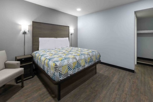 1 King Bed  Smoking Micfridge - Hickory, NC