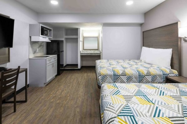 2 Queen Beds Suite Non-smoking Kitchen - Hickory, NC