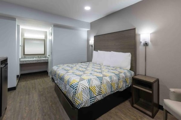 1 Queen Bed  Smoking Kitchen - Hickory, NC