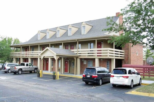 Comfortabele hotelkamer met kingsize bed in Dayton – huisdieren welkom - thumbnail 5