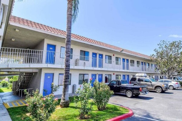 2 Full Beds Mini Fridge - Corona, CA