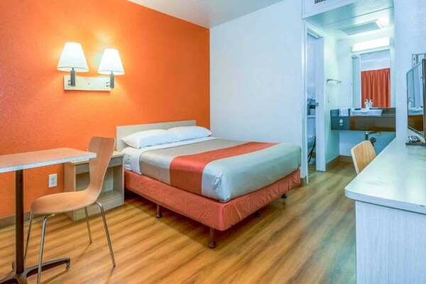 1 Queen Bed - Corona, CA