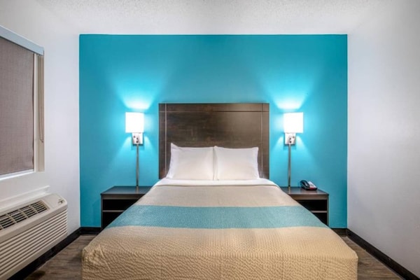 1 Queen Bed  Micfridge Smoking - Greenville