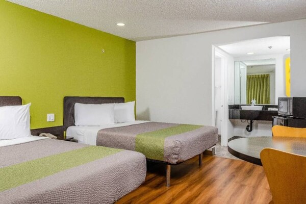 2 Queen Beds  Non-smoking Micfridge - Fresno, CA