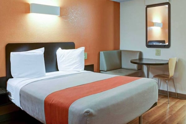 1 King Bed Non-smoking - Bishop, CA
