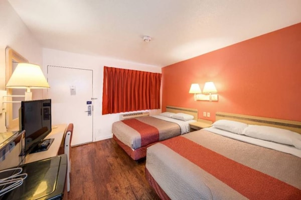 2 Queen Beds  Accessible Nsmk Micfridge - Greenville, TX