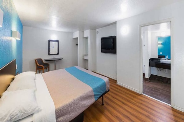 1 King Bed  Smoking - Euless, TX