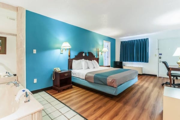 1 Queen Beds  Non-smoking - Dearborn, MI