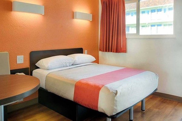 1 Queen Bed - Mammoth Lakes, CA