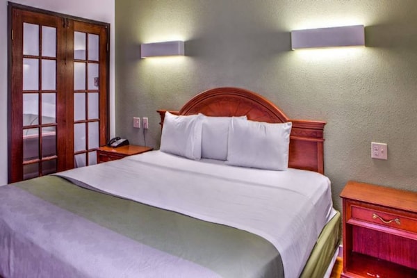 Comfortabele suite met queensize bed in Dallas, ideaal voor twee - thumbnail 2