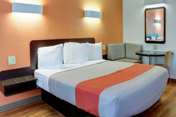 1 King Bed  Mobility Accessible Tub Nsmk - Bishop, CA
