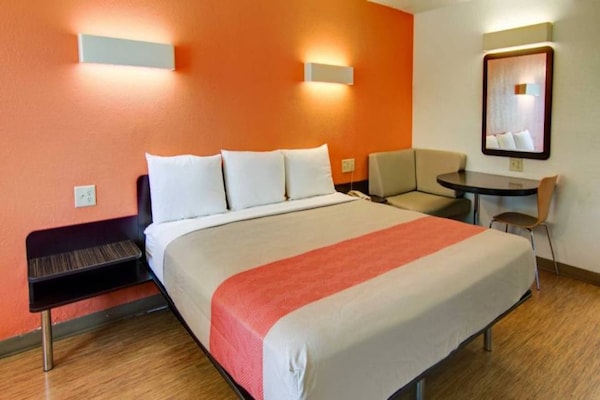 1 King Bed  Non-smoking - Mount Pleasant, TX