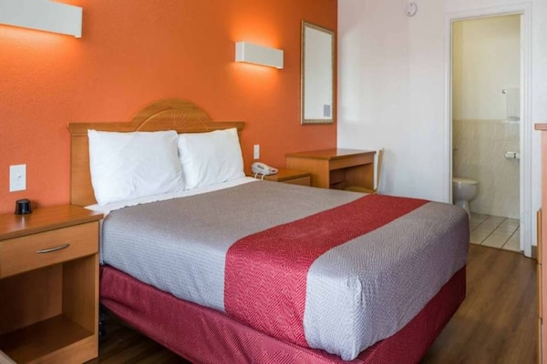 1 Queen Bed  Non-smoking - Concord