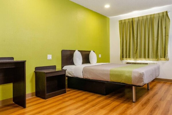 1 King Bed  Non-smoking Micfridge - Fresno, CA