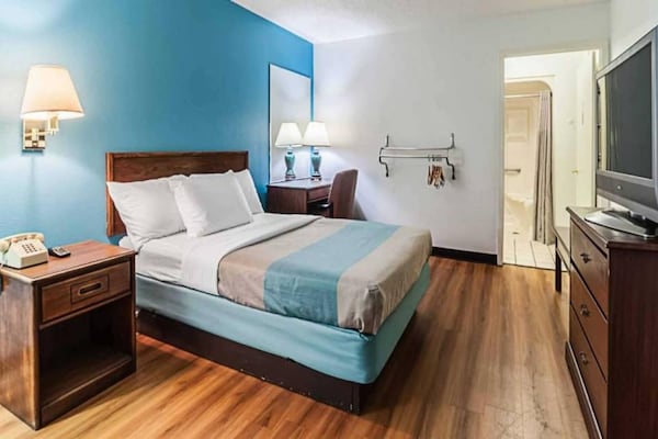 1 King Bed  Non-smoking - Dearborn, MI