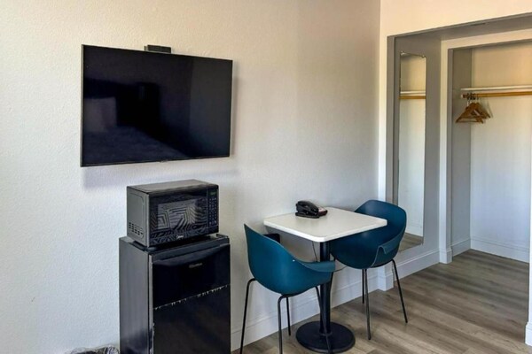 Comfortabele kingsuite met kitchenette in het hart van Selma - thumbnail 5