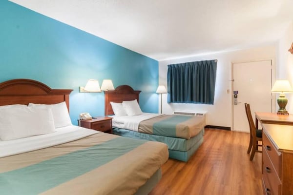 2 Queen Beds  Non-smoking - Lincoln Park, MI