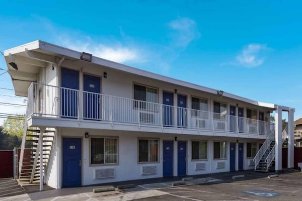 1 Queen Bed  Smoking Micfridge - Pleasant Hill, CA