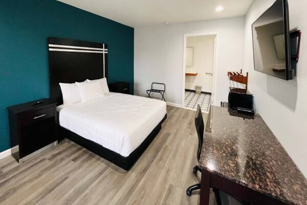 1 Queen Bed  Mob Acc Ri Shwr Nsmk Micfridg - Benicia, CA