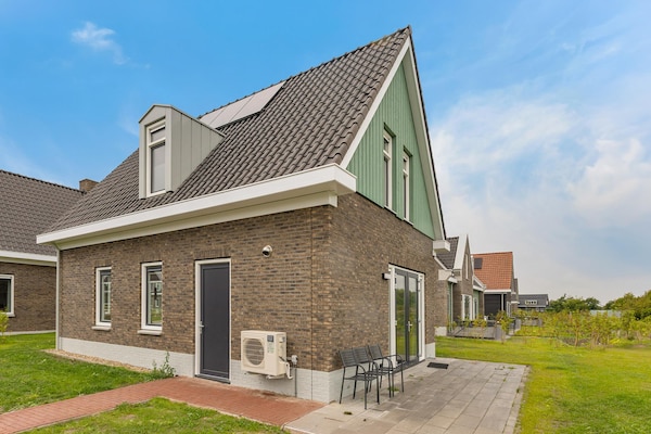 Vrijstaand watervilla Koggehuys met aanlegsteiger op Dormio Resort Medemblik - thumbnail 1