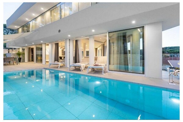 Ruim appartement aan zee met privézwembaden bij Jelsa, Hvar - thumbnail 6