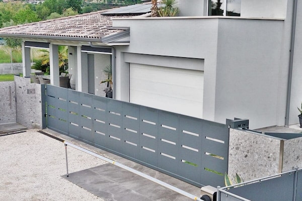 Villa met zwembad en designinterieur aan het Gardameer - thumbnail 2