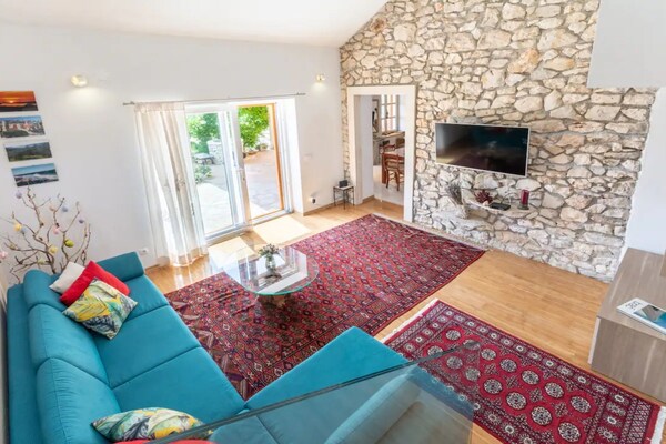 House of the Sun: Vrijstaand vakantiehuis met zwembad op Brač, 500m van strand - thumbnail 1