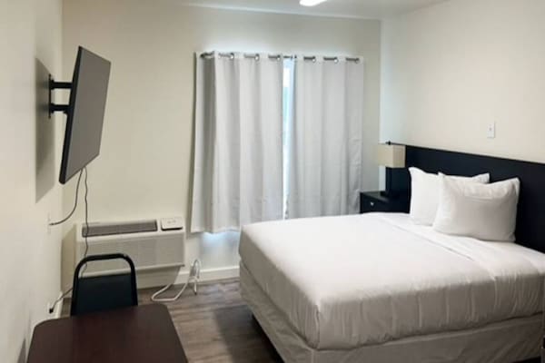1 Queen Bed  Non-smoking Kitchen - Pasco, WA