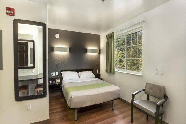 1 Queen Bed  Mobility Accessible Tub Non-smoking - Somerset County, NJ
