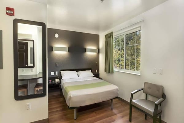 1 Queen Bed  Micfridge Smoking - Somerset County, NJ